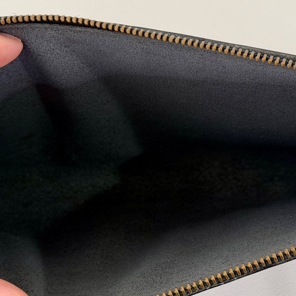 Authentic Louis Vuitton Pochette Accessoires in Noir Epi leather - Picture 5 of 8